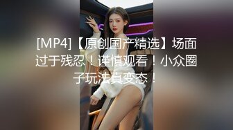 [MP4/ 739M]&nbsp;&nbsp;骚人妻露脸在家被两个大哥玩弄，乖巧的舔弄大鸡巴，让小哥抱在怀里揉奶玩逼，道具抽插